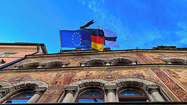 Am Konstanzer Rathaus hängen die Europaflagge, die Deutschlandflagge mit Trauerflor und die Flagge von Konstanz. Nicht aber die ...