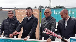 Die Partner des Breitbandausbaus (von links): Mark Kreuscher (Stadtwerk am See), Bürgermeister Denis Lehmann, Bernhard Schultes ...