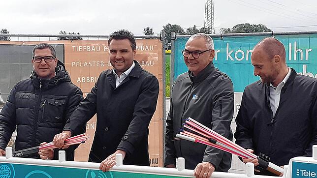 Die Partner des Breitbandausbaus (von links): Mark Kreuscher (Stadtwerk am See), Bürgermeister Denis Lehmann, Bernhard Schultes ...