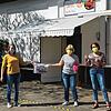 Carina Kromer (von links) hat mit anderen Radolfzellern Masken genäht und schenkt diese Susanne Hiltner und Doris Reuter vom Tafelladen, ...