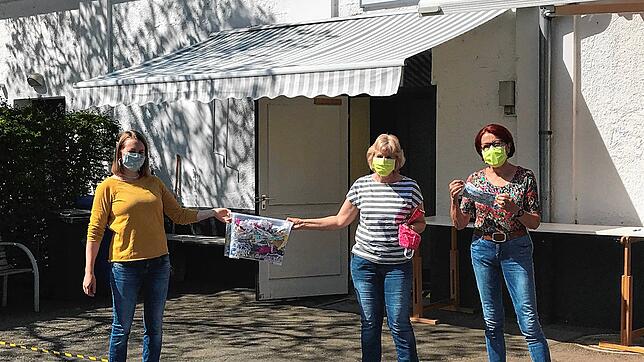 Carina Kromer (von links) hat mit anderen Radolfzellern Masken genäht und schenkt diese Susanne Hiltner und Doris Reuter vom Tafelladen, ...
