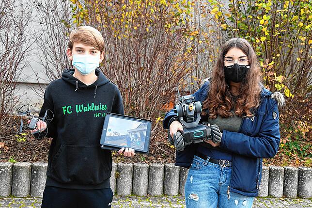 Vom Spielzeug zum Arbeitsgerät: Peter Binefeld und Cristina Sielaff mit Drohne, Tablet und Roboter.