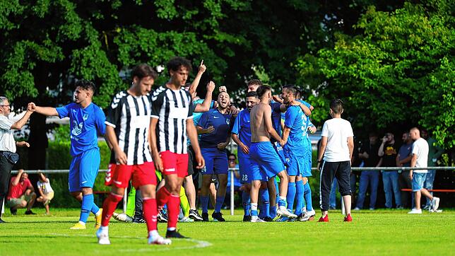 Im Juli hatte der FC Anadolu Radolfzell (blaue Trikots) Grund zum Jubeln beim Finalsieg im Bezirkspokal. Nun will der SC ...