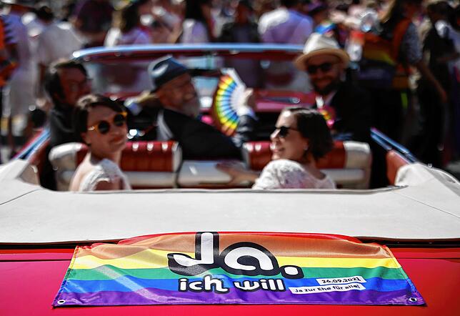 Annabelle und Nicole Dähler bei der Pride-Parade in Zürich am 4. September. Die beiden Frauen führten die größte Demo der ...