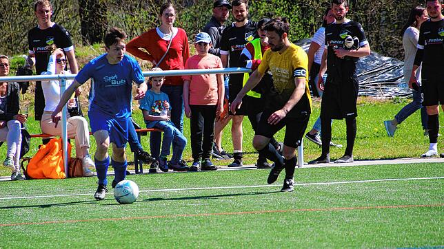 Der Obereschacher Lukas Opiela (am Ball) versucht, an Jörg Fetz von der SG Riedböhringen/Fützen vorbeizukommen. Während Obereschach über ...
