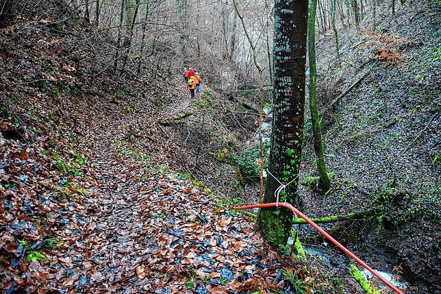 Das Kabel rechts liefert Strom für die Bohrarbeiten in der Marienschlucht. Dort muss an einer Maschine auch Zement angerührt werden, um ...