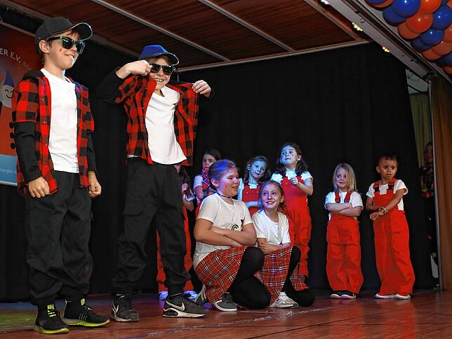 Coole Jungs und kesse Mädchen rappen den Schulhof.