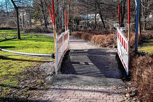 An zwei Stellen, wo die Schläuche über Wege führen, wurden solche Behelfsüberwege für Fußgänger geschaffen.