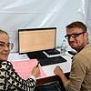 Anna-Maria Merz und Mario Droxner geben in der Meßkircher Stadthalle die Stimmen für den Gemeinderat ins Computersytem ein.
