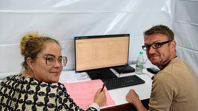 Anna-Maria Merz und Mario Droxner geben in der Meßkircher Stadthalle die Stimmen für den Gemeinderat ins Computersytem ein.