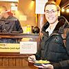 Die Mehrwegteller sind im Einsatz auf dem Weihnachtsmarkt. Roger Hönger kennt das Geschirr schon von schweizerischen Weihnachtsmärkten ...
