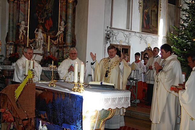 Erzbischof Stephan Burger (Mitte) zelebriert zusammen mit den Todtmooser Patres Roman, Mirko und Slawomir Pontifikalgottesdienst in der ...