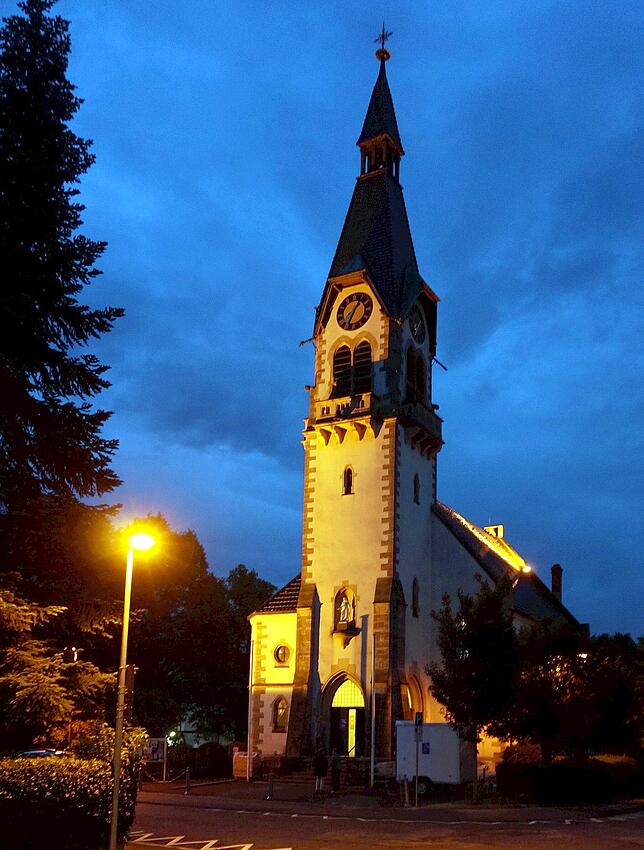Die Begünstigte: Die Christuskirche in Tiengen – hier stimmungsvoll im Abendlicht – wird innen saniert.