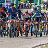 Los geht&lsquo;s: Die Schnellsten beim 17. Waldhaus Bike-Marathon formieren sich schon kurz nach dem Start an der Spitze. Links der ...