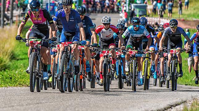 Los geht&lsquo;s: Die Schnellsten beim 17. Waldhaus Bike-Marathon formieren sich schon kurz nach dem Start an der Spitze. Links der ...