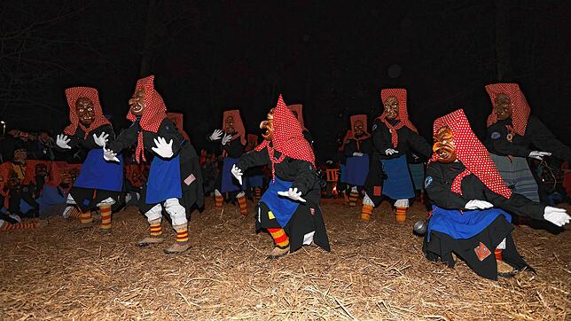Bild 17: Konstanzer Fasnacht: Im Uniwald tanzen Narren und Mäschgerle am Feuer
