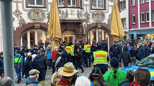 Polizeieinsatz zum Ende des Umzugs in der Oberen Straße vor dem Café Raben.