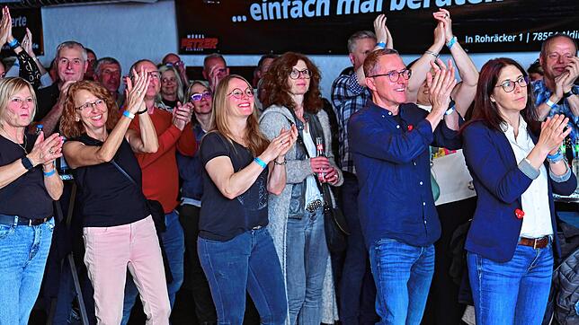 Ausgelassen feierten die Besucher bei der Lionsnight. In der Zehntscheuer sorgten die Dörr-Brüder für Stimmung.