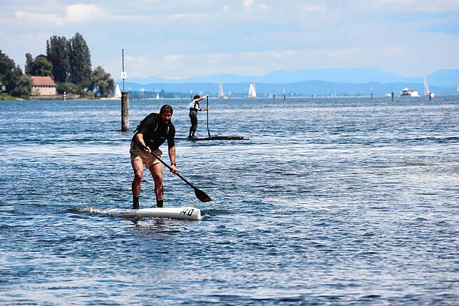 Bild 19: Auf zum SUP-Rennen! Bei der Bodenseewoche 2024 messen sich die Paddler im Wettstreit