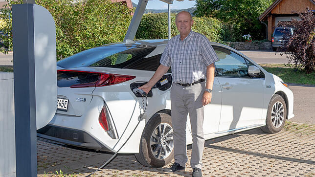 Einmal volltanken: Der Stecker der Schnellladesäule am Carport beim Lauchringer Rathaus ist genausoo schnell eingesteckt wie ein ...