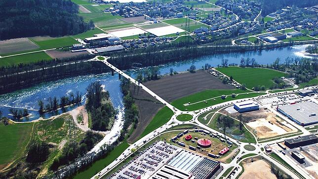 Als Standort für die neue Waldshuter Rheinbrücke ist, wie auf dieser Fotomontage dargestellt, der Bereich beim Kreisverkehr am ...