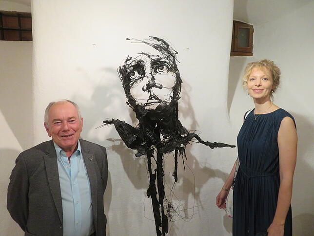 Die Künstlerin Gabi Semtner aus Jestetten und Wolfgang Zimmermann, Vorsitzender des Museumsvereins Küssaberg.