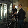 In den Aufzug am Friedrichshafener Stadtbahnhof passt nur ein Fahrrad: Bernhard Glatthaar (links) und Ralf Hoppe vom ADFC Bodenseekreis ...
