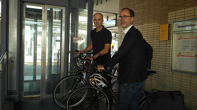 In den Aufzug am Friedrichshafener Stadtbahnhof passt nur ein Fahrrad: Bernhard Glatthaar (links) und Ralf Hoppe vom ADFC Bodenseekreis ...