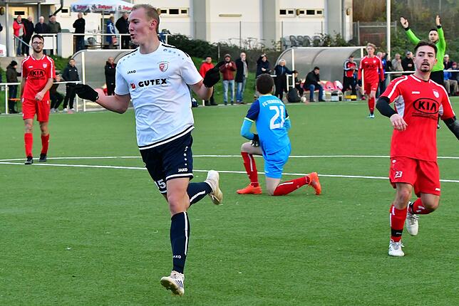 Hattrick: Während Marius Thoma seine drei Treffer für den FC Schlüchttal bejubelt, droht dem FC Tiengen 08 mit nur sieben Punkten aus 16 ...