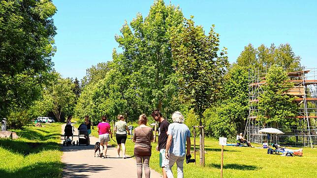 Im Frühsommer finden die Freizeitaktivitäten am Kirnbergsee eher im Uferbereich statt. Baden ohne Aufsicht war ab Beginn der Ferien möglich.