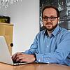 Softwareentwickler Daniel Weiss in seinem Haus. Von hier aus arbeitet er im Homeoffice.