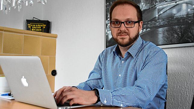 Softwareentwickler Daniel Weiss in seinem Haus. Von hier aus arbeitet er im Homeoffice.