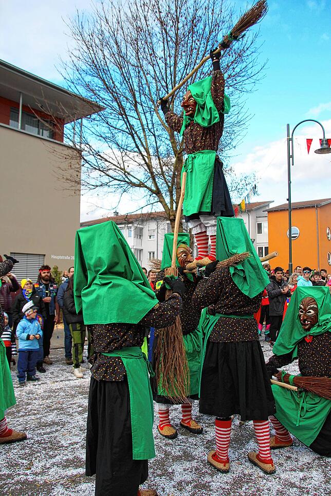 Hoch hinaus: Manche Hexen hatten ihre Besen zum Fegen der vielen Konfettis eingesetzt, die Moosloch Hexen aus Biesingen nutzten diese ...