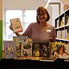 Petra Wucherer, Leiterin der Stadtbibliothek Radolfzell, mit Büchern, die an den Kinder- und Jugendliteraturtagen eine Rolle spielen ...