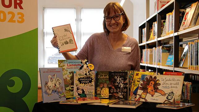 Petra Wucherer, Leiterin der Stadtbibliothek Radolfzell, mit Büchern, die an den Kinder- und Jugendliteraturtagen eine Rolle spielen ...