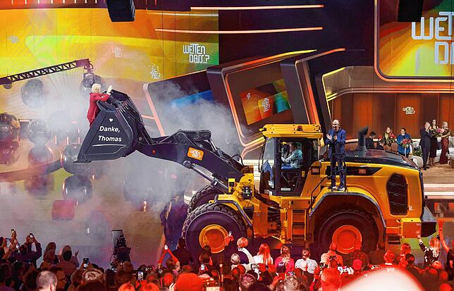 Moderator Thomas Gottschalk wird am Ende der ZDF-Show „Wetten, dass..?“ in einer Baggerschaufel über die Bühne gefahren.
