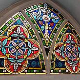 Die bunten Fenster blieben unverändert, aber in den unteren Reihen mussten die Glasbausteine so bearbeitet werden, dass das Licht zwar ...