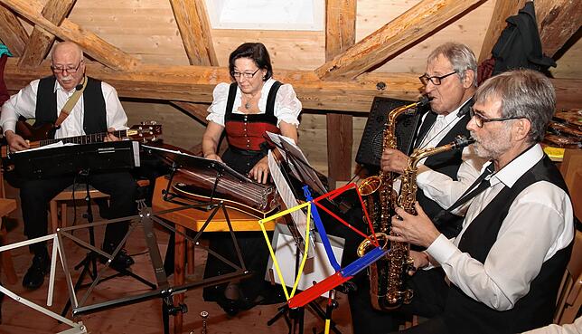 Die vier „Pfuttlis“ Georg und Elisabeth Rist (von links), Leander Binder und Rolf Wehrle: mit ungewöhnlicher Instrumentenkombination, ...