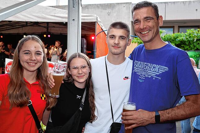 Bild 3: Feiern am Freitag in Dettingen – Hier gibt‘s die besten Bilder vom Dorffest