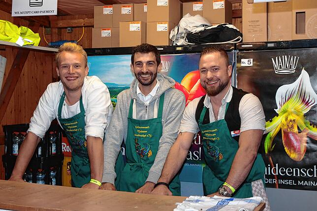 Bild 7: Ein Prosit der Gemütlichkeit! Fotos vom zweiten Abend beim Reichenauer Weinfest 2025