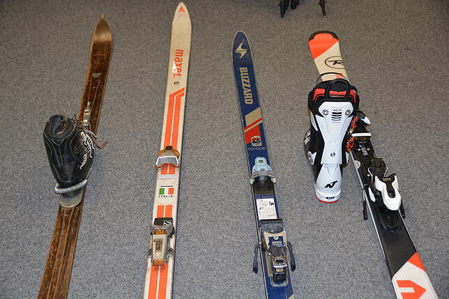 Vom etwa 75 Jahre alten Holzski (links) über Racingski und Kunststoffski zum modernen, breiterem Composite-Ski: so änderten sich ...