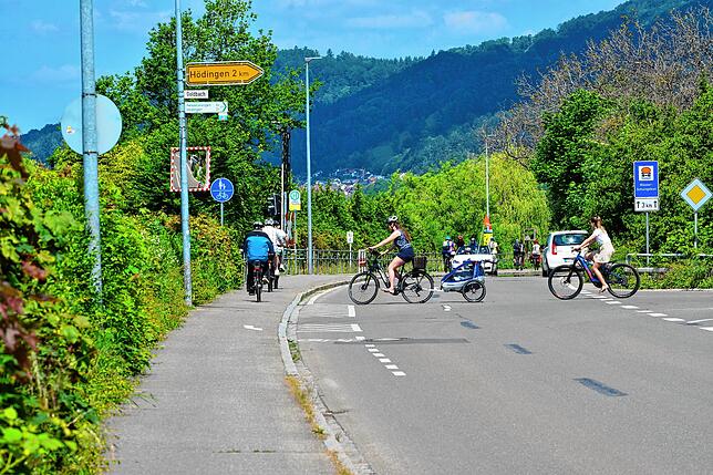 In Brünnensbach mündet die Straße Goldbach in die Kreisstraße ein: Radler aus Richtung Überlingen müssen auf der Kreisstraße nach links ...
