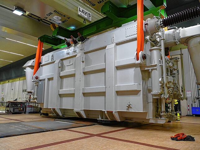 140 Tonnen wiegt ein Transformator im Kraftwerk Bad Säckingen. Gleich vier davon sind jetzt mit Schwertransportern von Murg aus über ...