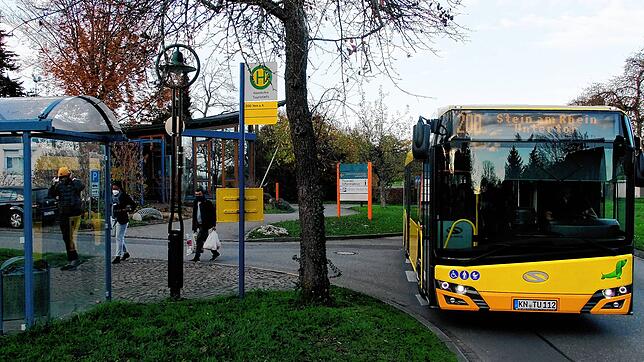 Die beiden Bushaltestellen an der Tourist-Information Gaienhofen werden mit neuen Haltestellen, einem Fahrradweg und einer Querungshilfe ...
