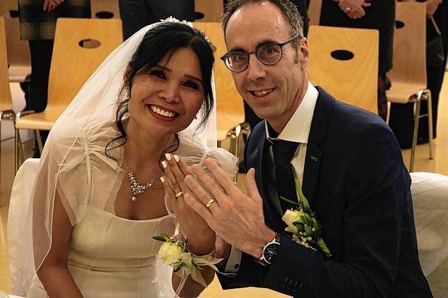 Engens Bürgermeister Frank Harsch mit seinen nun angetrauten Ehefrau Thanaporn Hannah.