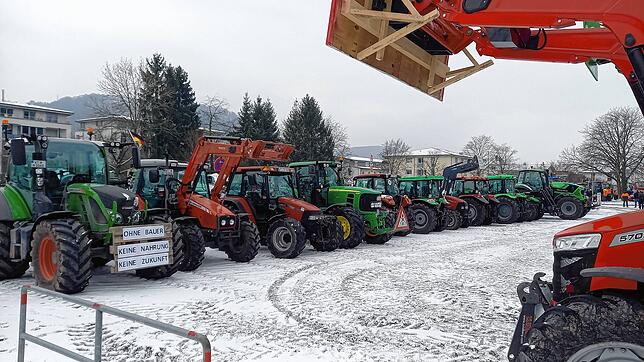 Traktoren parken auf dem Festplatz Bad Säckingen. Rund 70 Bauern waren auf Zugmaschinen in einer Sternfahrt in die Fridolinstadt gekommen.
