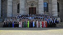 Das Ende der Schulzeitmarkiert das traditionelle Foto der Abiturientinnen und Abiturienten des Kollegs St. Blasien, zusammen mit ihren ...