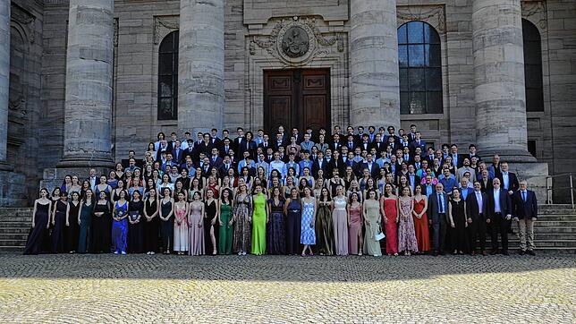 Das Ende der Schulzeitmarkiert das traditionelle Foto der Abiturientinnen und Abiturienten des Kollegs St. Blasien, zusammen mit ihren ...