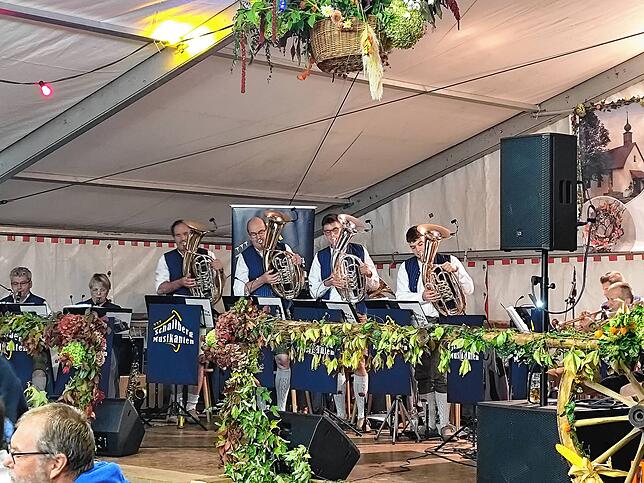 Bild 4: Das Erntedankfest in Hecheln zieht viele Menschen aus dem Umland in die Gemeinde Mühlingen