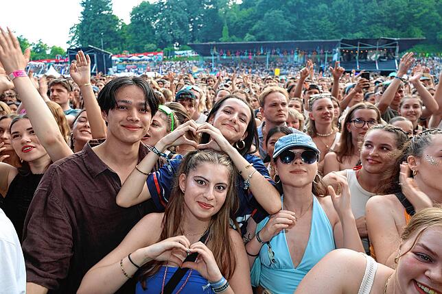 Bild 2: Hier spielt die Musik! Fans tanzen vor den Bühnen beim Campus-Festival 2025